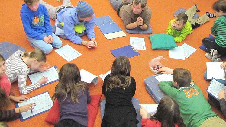 Viel Spaß hatten wieder die Nachwuchs-Ministranten, die an der Schulung der Regionalstelle Haßfurt teilnahmen. Regionaljugendseelsorger Matthias Vetter (oben Mitte) und sein Team hatten wieder ein tolles Programm erarbeitet. Foto: rn