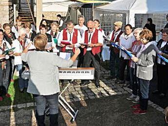 Der gemischte Chor des Wonfurter Gesangvereins wartete mit den Liedern "Der Bajazzo", "Schön war die Zeit" und "Die Gedanken sind frei" bei seinem Herbstfest am Backhäusla auf. Foto: Ulrike Langer