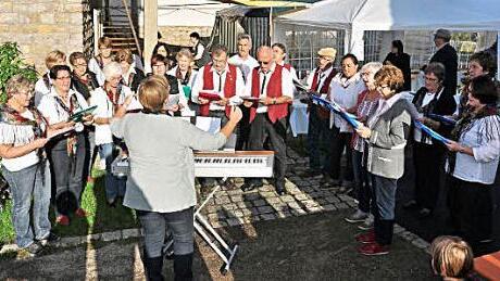 Der gemischte Chor des Wonfurter Gesangvereins wartete mit den Liedern "Der Bajazzo", "Schön war die Zeit" und "Die Gedanken sind frei" bei seinem Herbstfest am Backhäusla auf. Foto: Ulrike Langer