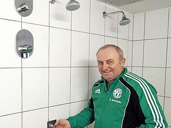 Gerd Kornetzke kontrolliert die Dusche-Armaturen im Sportheim des TSV Neudrossenfeld. Unzählige Stunden hat der 54-Jährige schon als Handwerker unentgeltlich für seinen Verein geleistet. Foto: Horst Wunner