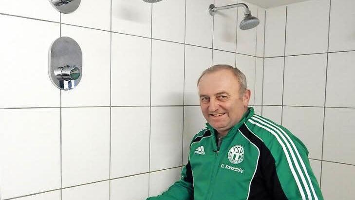 Gerd Kornetzke kontrolliert die Dusche-Armaturen im Sportheim des TSV Neudrossenfeld. Unzählige Stunden hat der 54-Jährige schon als Handwerker unentgeltlich für seinen Verein geleistet. Foto: Horst Wunner