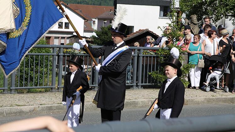 Matthias Zeitler schwenkte in diesem Jahr erstmals als jüngstes Stadtratsmitglied die Fahne an der Schwedenbrücke.  Foto: Michael Wunder
