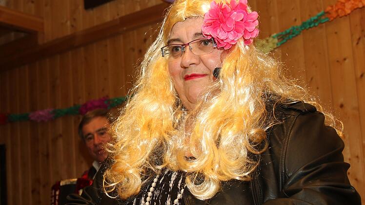 Als Blondine zog Heidi Wittmann über ihre Schwiegermutter her und gab Tipps zum Abnehmen. Foto: Michael Stelzner