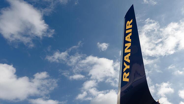 Ryanair hat seine Piloten dazu aufgerufen zu streiken: Das betrifft auch den Airport in Nürnberg. Viele Flüge die von Nürnberg aus starten oder in Nürnberg landen, fallen aus.  Symbolbild: Markus Scholz/dpa