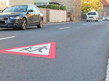 Die Hauptstraße vor dem Zeller Kindergarten: Hier dürfen Fahrzeuge noch 50 km/h fahren, es soll aber ein Tempo-30-Limit eingeführt werden.