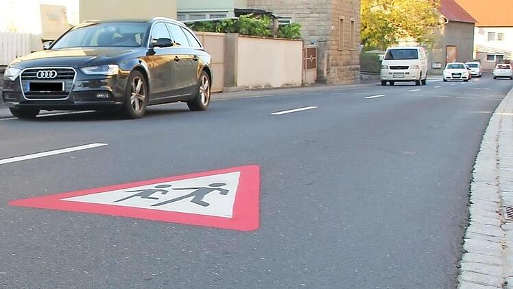 Die Hauptstraße vor dem Zeller Kindergarten: Hier dürfen Fahrzeuge noch 50 km/h fahren, es soll aber ein Tempo-30-Limit eingeführt werden.