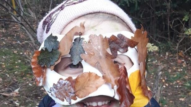 Das Basteln mit Gegenständen aus dem Wald ist beim "Waldbaden" für Kinder ein kreatives Element.Archiv Margit Schreppel