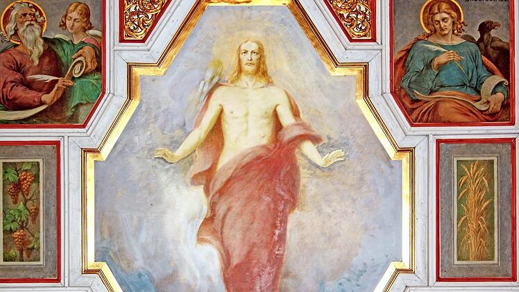 Der auferstandene Christus, umgeben von den vier Evangelisten, ziert als Deckengemälde die Michelauer Johanneskirche.