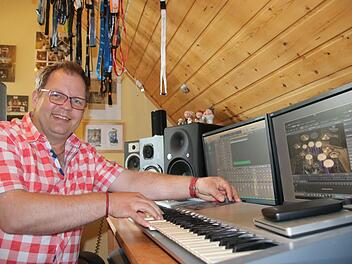 Die Mainzelmännchen auf der Box wippen mit, sobald Andi Häckel  in die Tasten im eigenen Tonstudio haut. Hier arrangierte der 47-Jährige bereits für "Captain Cook und seine singenden Saxofone", die Komponisten-Legende Günther Behrle (schrieb Lieder für Peter Alexander und das Naabtal-Duo) 1993 aus der Taufe hob. Oft ist der Kulmbacher Profimusiker mit der "Münchner Zwietracht" auf Konzerttournee unterwegs. Am Sonntag, 28. Juli, aber hat er beim Bierfest ein Heimspiel. Und dann ist da ja auch ...