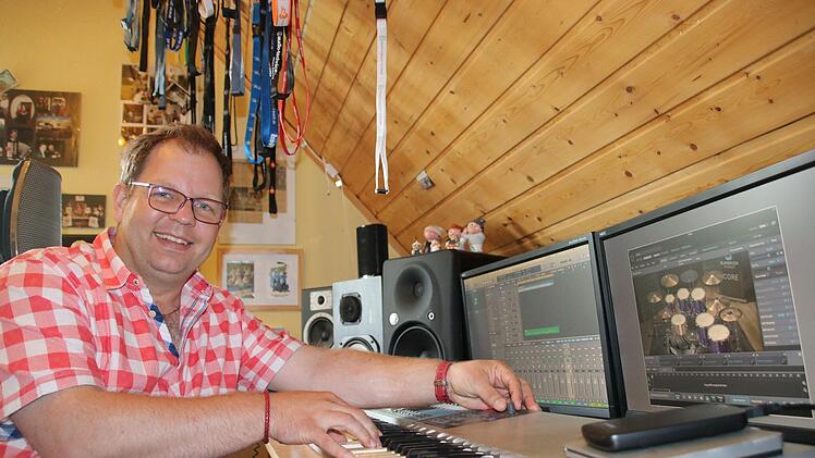 Die Mainzelmännchen auf der Box wippen mit, sobald Andi Häckel  in die Tasten im eigenen Tonstudio haut. Hier arrangierte der 47-Jährige bereits für "Captain Cook und seine singenden Saxofone", die Komponisten-Legende Günther Behrle (schrieb Lieder für Peter Alexander und das Naabtal-Duo) 1993 aus der Taufe hob. Oft ist der Kulmbacher Profimusiker mit der "Münchner Zwietracht" auf Konzerttournee unterwegs. Am Sonntag, 28. Juli, aber hat er beim Bierfest ein Heimspiel. Und dann ist da ja auch ...