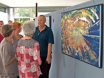 Susanne Söder (Dritte von rechts) erläutert Gästen ihre Arbeiten bei der Ausstellungseröffnung. Foto: asp