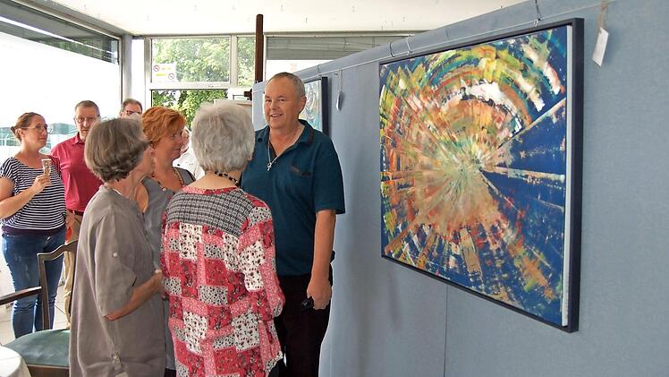 Susanne Söder (Dritte von rechts) erläutert Gästen ihre Arbeiten bei der Ausstellungseröffnung. Foto: asp