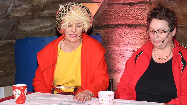 Die "Schönsten der Stadt", Birgit und Irene, vor dem WahlzettelRoland Dietz