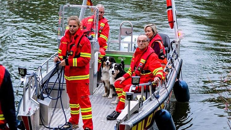 Das Boot in Aktion bei einer &Uuml;bung mit der Rettungshundestaffel Forchheim in Vor-Coronazeiten. Foto: DLRG Forchheim