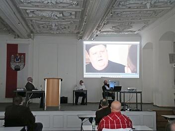 Bei der Stadtratssitzung am Montag wurde der neue Film zum Jubiläum der Stadt uraufgeführt.