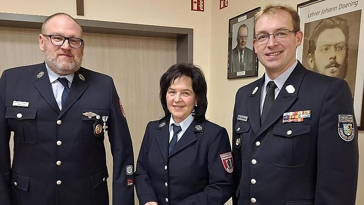 Petra Bauer wurde für 25 Jahre Zugehörigkeit zur Wehr geehrt. Es gratulierten der Vorsitzende Matthias Hofmann (links) und Kommandant Tobias Winterbauer.