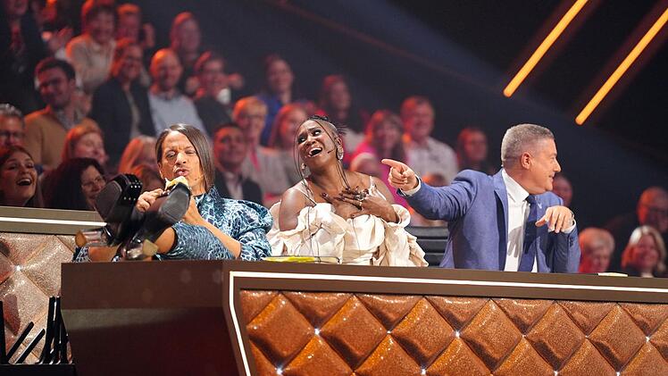 Die Jury sorgt auch in Woche acht für den ein oder anderen Lacher: Bananenfan Jorge González, die immer gut gelaunte Motsi Mabuse und der strenge Joachim Llambi.
