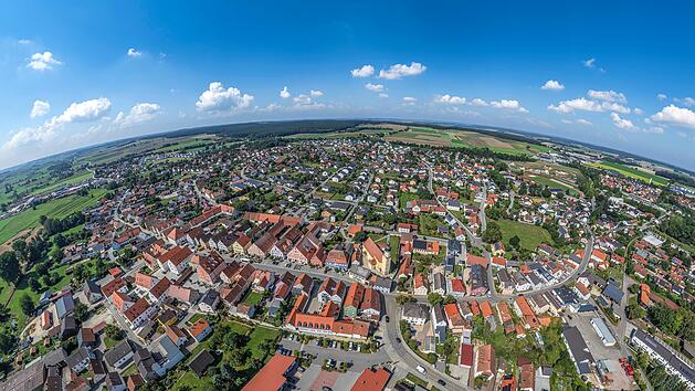 Deutschlands beliebteste Reiseziele: Die Gewinner und Verlierer der Touristendichte - Langquaid in Niederbayern von oben