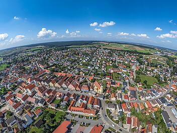 Deutschlands beliebteste Reiseziele: Die Gewinner und Verlierer der Touristendichte - Langquaid in Niederbayern von oben