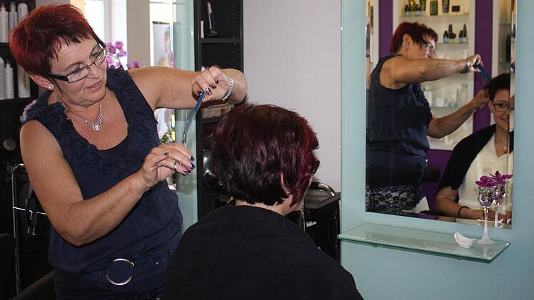 Gudrun Baum gibt der Frisur ihrer Mitarbeiterin und möglichen Nachfolgerin Melanie Friedrich im umgebauten Salon den letzten Schliff. Fotos: Sonja Werner