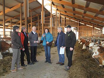 Der Bayerische Bauern-Verband hatte zu einem Stallgespräch auf dem Hof der Familie Knorr in Mainroth eingeladen. Foto: Gerda Völk