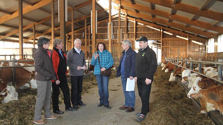 Der Bayerische Bauern-Verband hatte zu einem Stallgespräch auf dem Hof der Familie Knorr in Mainroth eingeladen. Foto: Gerda Völk