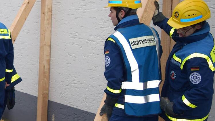 Bei der THW-Jugend wird unter anderem mit Holz gearbeitet. Zum Beispiel um Hilfskonstruktionen zum Abstützen einsturzgefährdeter Gebäude anzufertigen. Foto: THW
