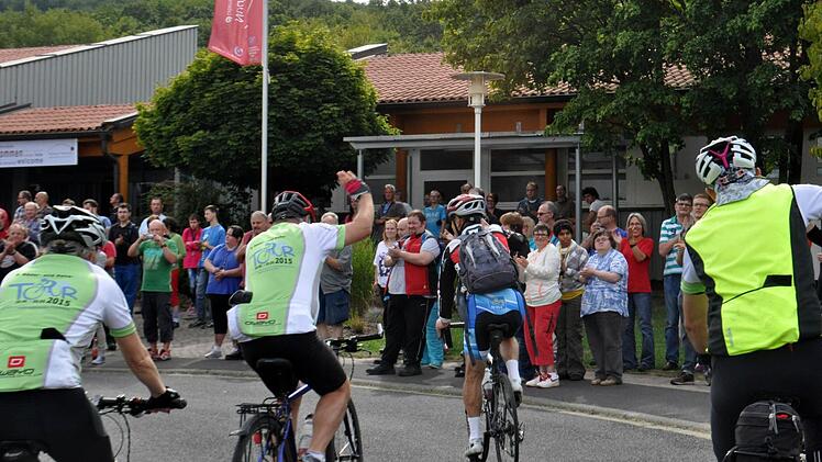 Herzlicher Empfang: Mit Jubel werden die 40 Radler von Mitarbeitern der Lebenshilfe-Werkstatt begrüßt. Foto: Rainer Lucas