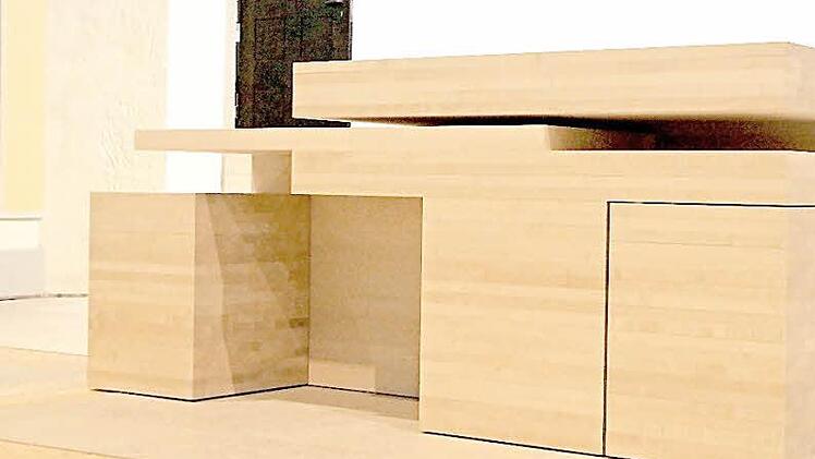 Der neue Altar mit verschobenen Elementen. Fotos: Simone Bastian