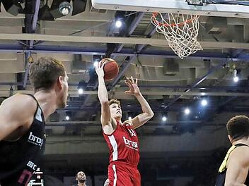 Patrick Heckmann hat freie Bahn zum Korb. Nicht nur in dieser Szene hatten die Bamberg gegen überforderte Bayreuther leichtes Spiel. Foto: Daniel Löb