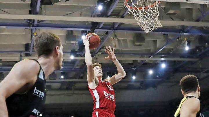 Patrick Heckmann hat freie Bahn zum Korb. Nicht nur in dieser Szene hatten die Bamberg gegen überforderte Bayreuther leichtes Spiel. Foto: Daniel Löb