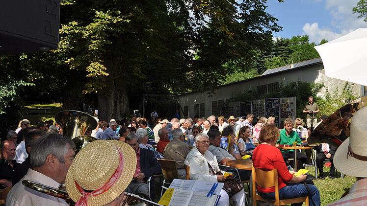 Über 200 Menschen kamen zum Festgottesdienst zusammen, musikalisch umrahmt vom Posaunenchor und der Band "Infinite Grace".