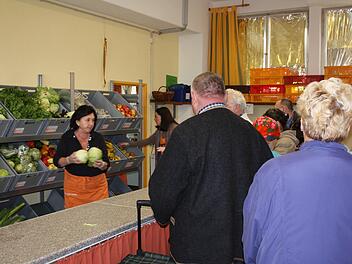 Warenausgabe bei der Tafel. Bartl/Archiv