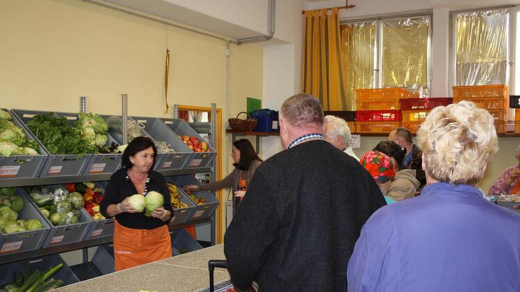 Warenausgabe bei der Tafel. Bartl/Archiv