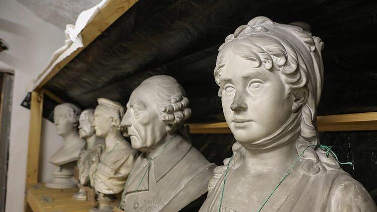 Im Keller der Ehrenburg lagern auch diese Büsten. Für die Museumsnacht wären sie eine ideale Deko. Foto: Barbara Herbst