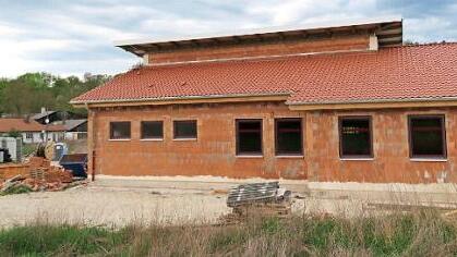 Der Rohbau des Ger&auml;tehauses steht. In den hinteren Bereich (Bild) kommen Werkstatt, B&uuml;ro, sanit&auml;re Anlagen sowie Bereitschafts- und Aufenthaltsraum. Foto: Monika Sch&uuml;tz