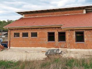Der Rohbau des Gerätehauses steht. In den hinteren Bereich (Bild) kommen Werkstatt, Büro, sanitäre Anlagen sowie Bereitschafts- und Aufenthaltsraum. Foto: Monika Schütz