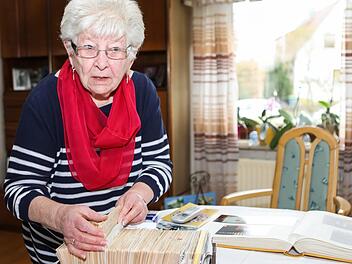 Ohne  den  Karteikasten   wäre  die    Aufgabe der Gemeindebetreuerin   Magdalena   Geißler undenkbar.  Foto: Barbara Herbst