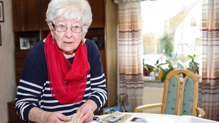 Ohne  den  Karteikasten   wäre  die    Aufgabe der Gemeindebetreuerin   Magdalena   Geißler undenkbar.  Foto: Barbara Herbst