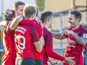 Tobias Strobl (rechts) beim Torjubel mit den Teamkollegen der DJK Schwebenried/Schwemmelsbach.  Foto: René Ruprecht
