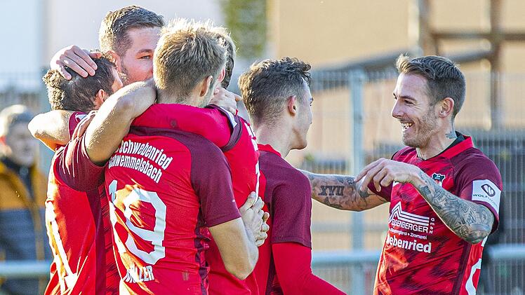 Tobias Strobl (rechts) beim Torjubel mit den Teamkollegen der DJK Schwebenried/Schwemmelsbach.  Foto: René Ruprecht