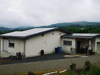 dDe Stadt Bischofsheim will Modellgemeinde für erneuerbare Energie werden. So hat die Stadt schon länger ein Konzept, das Photovoltaikanlagen, wie hier in einem Feriendorf, sogar in der Altstadt möglich macht.