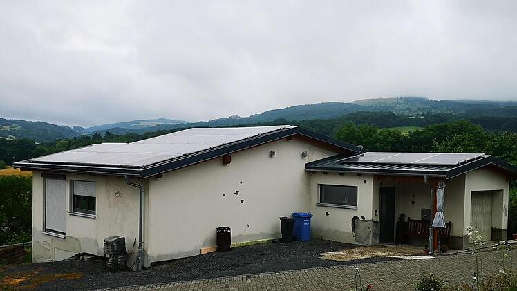 dDe Stadt Bischofsheim will Modellgemeinde für erneuerbare Energie werden. So hat die Stadt schon länger ein Konzept, das Photovoltaikanlagen, wie hier in einem Feriendorf, sogar in der Altstadt möglich macht.