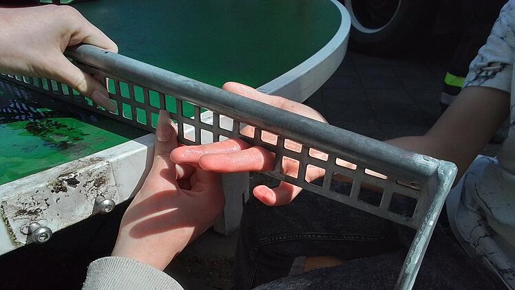 Finger in Tischtennisplatte eingeklemmt