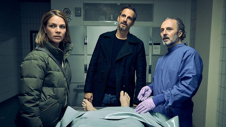 Die Schwarzwald-Kommissare Maris Bächle (Jessica Schwarz) und Konrad Diener (Max von Thun) besprechen mit dem spitzzüngigen Dr. Stefan Zabel (Robert Schupp, rechts) die medizinischen Erkenntnisse zu ihrer neusten Leiche.