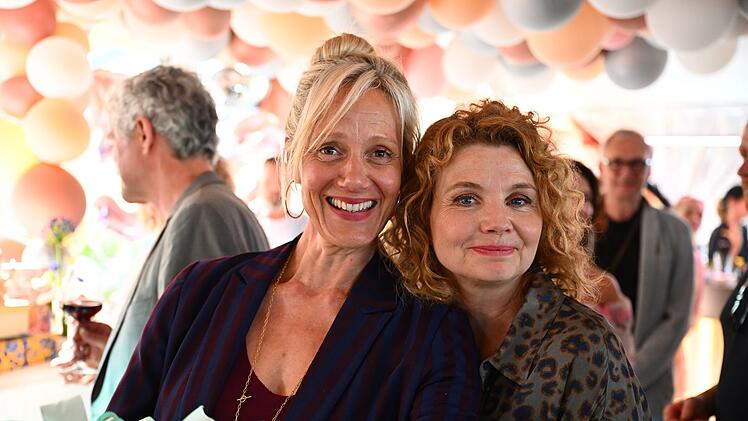 Caroline Frier (rechts) trifft Altersgenossinnen wie Anna Schudt. Viele prominente Frauen rund um die 50 haben in der Serie Gastauftritte. Fast alle spielen sich selbst.