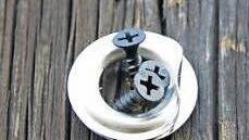 An der Scheune von Lothar Wallasch hängen noch die Ösen, mit denen das Banner befestigt war.