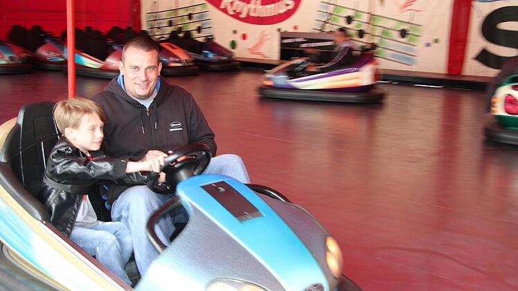 Beim Scooter darf der Nachwuchs lenken und der Papa versucht, die Crashs zu vermeiden: Justin Eckert findet Autoscooter einfach super. "Am besten ist es, wenn's rumst", sagt Justin und verrät, dass Papa Daniel Kober (29) immer in den Lenker greift, um Crashs zu vermeiden Fotos: Sonja Adam