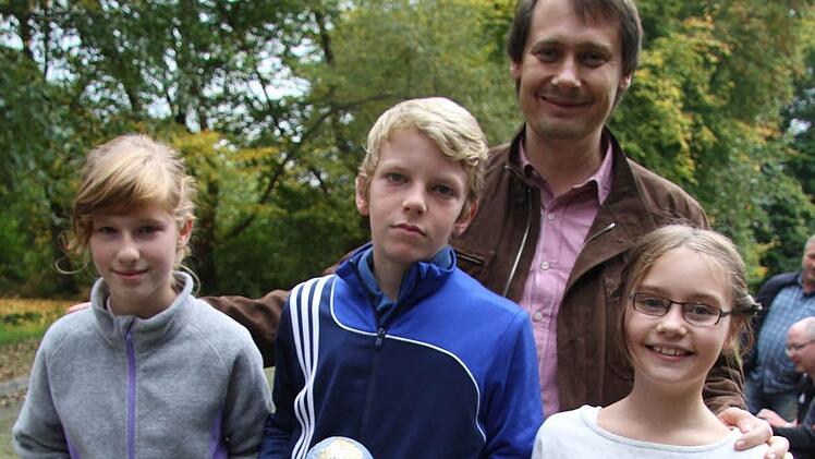 Bürgermeister Roland Wolfrum hatte die Weltkugel-Pokale für die Kids gestiftet: Nico Süß (Mitte) gewann die Kinderwertung.
