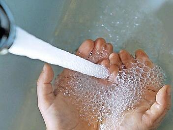 In Weißenbrunn steigt der Preis für den Kubikmeter Trinkwasser von 2,12 auf 2,60 Euro. Foto: dpa/Pleul